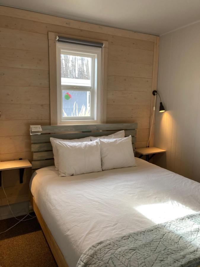 Pinewood Inn Голден Экстерьер фото