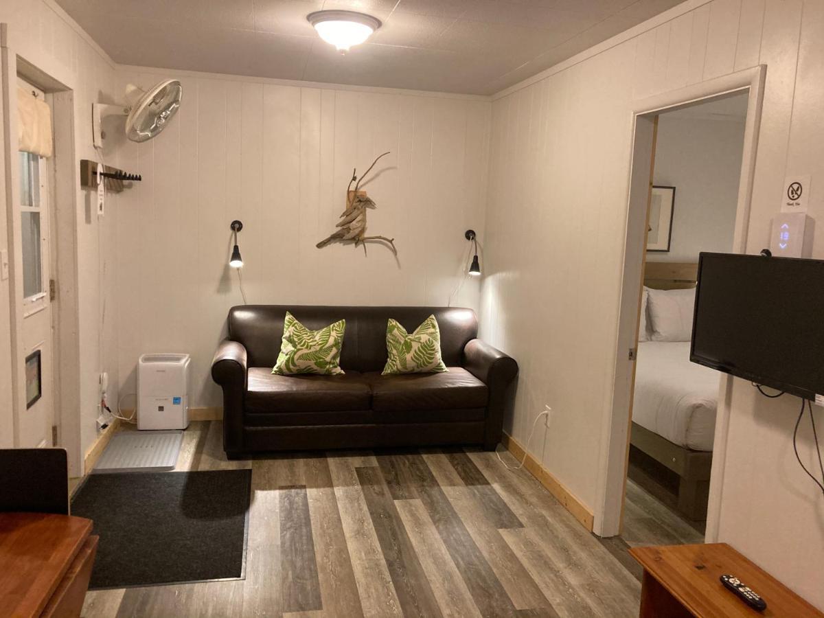 Pinewood Inn Голден Экстерьер фото