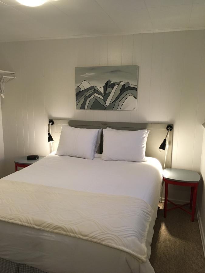 Pinewood Inn Голден Экстерьер фото