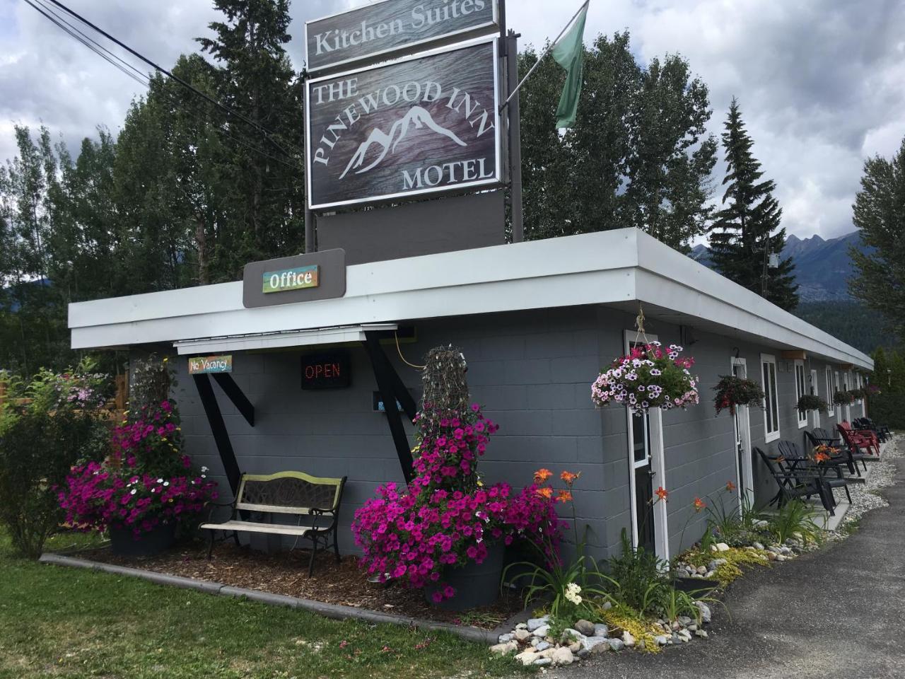 Pinewood Inn Голден Экстерьер фото